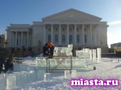 В Тюмени началось возведение ледового городка