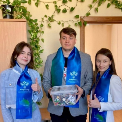 Представители Тюменского Росреестра приняли участие в акции «Батарейки, сдавайтесь!»